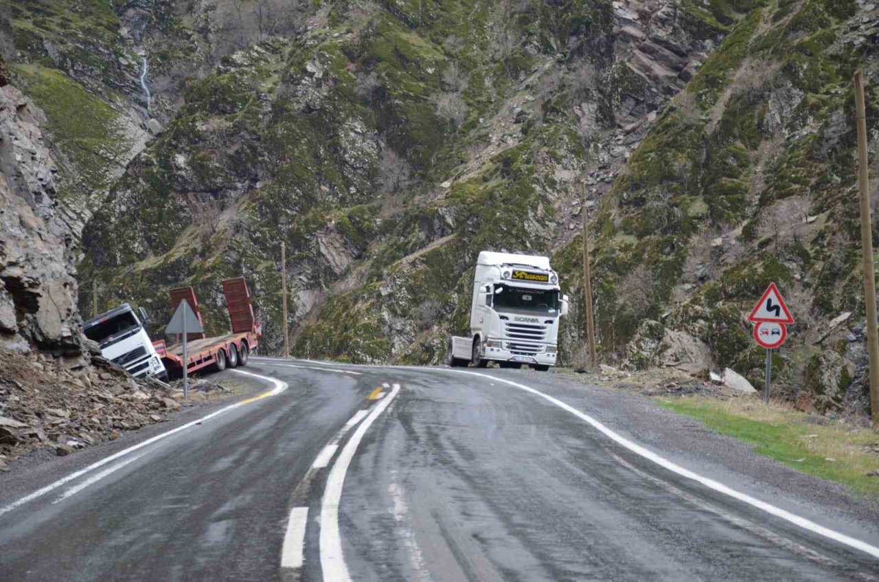 Beytüşşebap’ta virajı alamayan tır yol kenarına savruldu