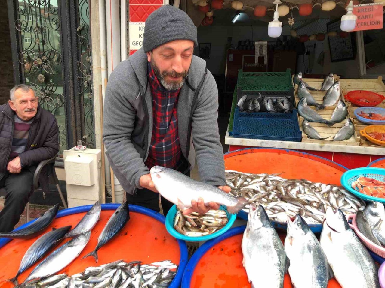 Trabzon’dan kaçan somonlar Rize’de tezgaha düştü