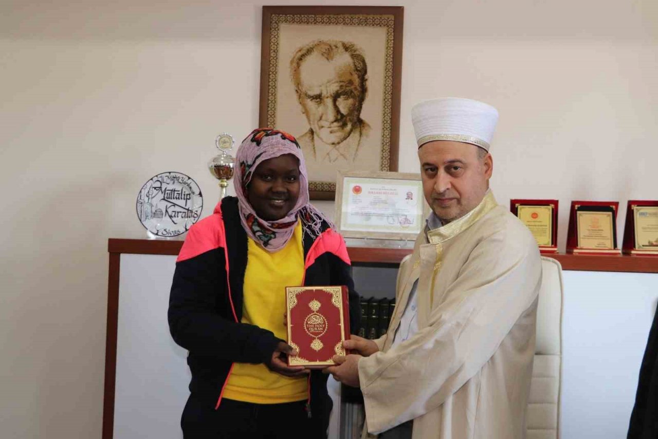 Ugandalı Namubıru’da İslam’ı seçip Zeynep ismini aldı