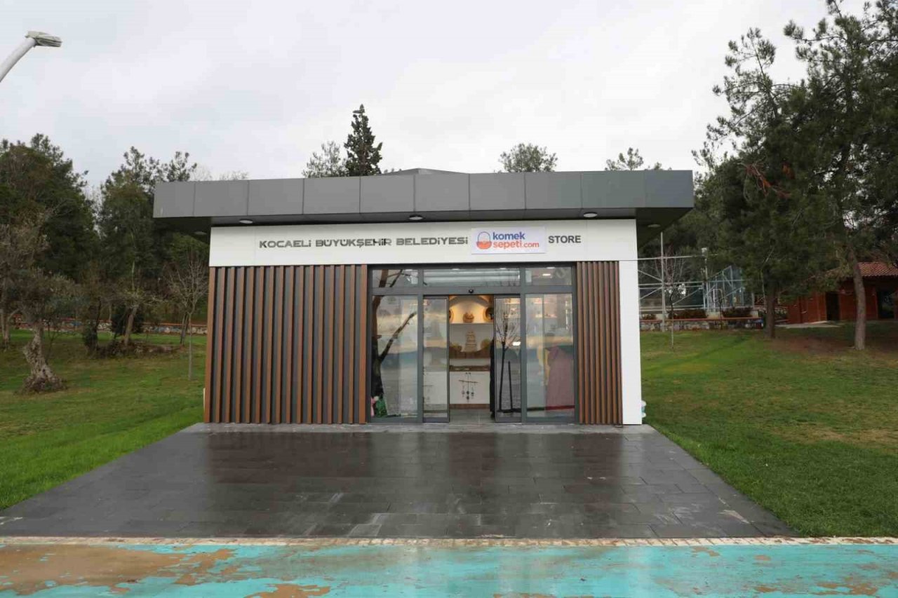 Bu mağazada sadece kadınların el emekleri satılıyor