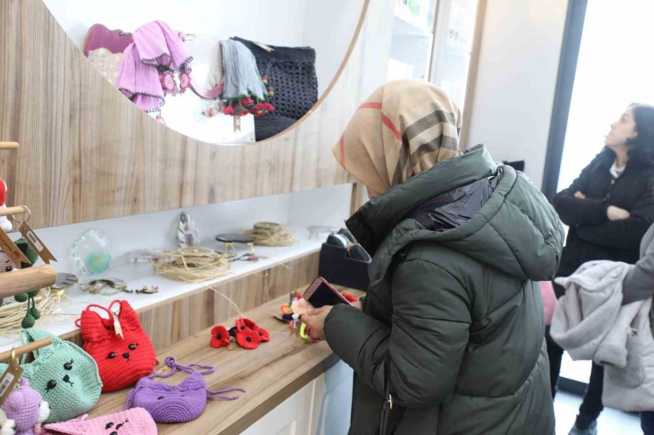 Bu mağazada sadece kadınların el emekleri satılıyor