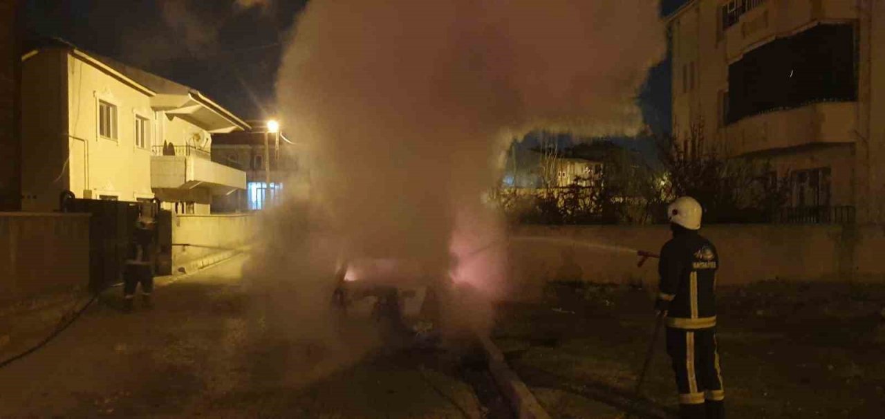 Park halindeki otomobil alev alev yandı