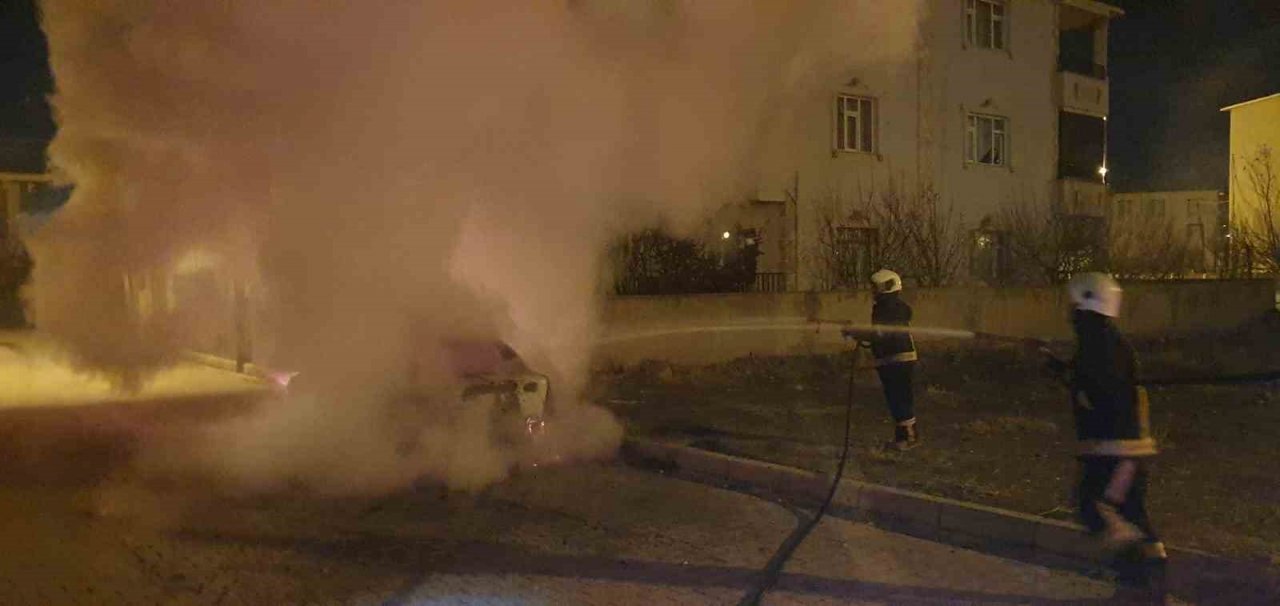 Park halindeki otomobil alev alev yandı