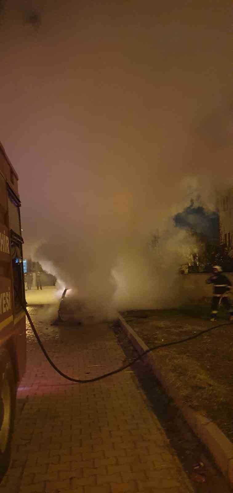 Park halindeki otomobil alev alev yandı