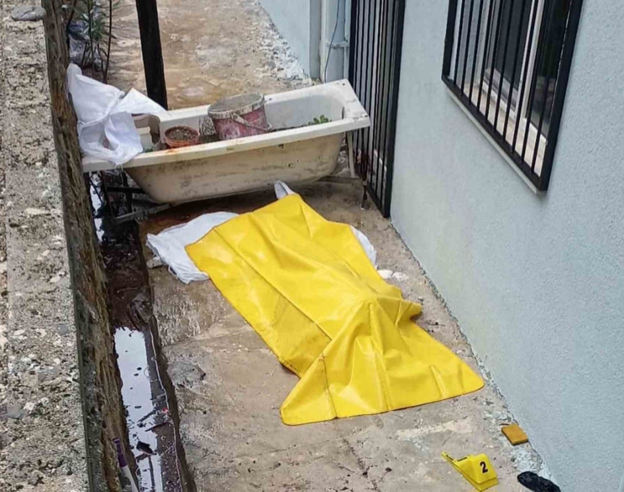 83 yaşındaki vatandaş, 5’inci kattan düşerek hayatını kaybetti