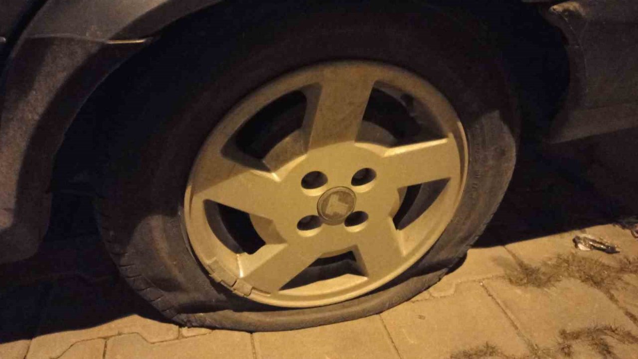 Akşam saatlerinde gelip sadece ’o’ otomobilin lastiklerini kestiler