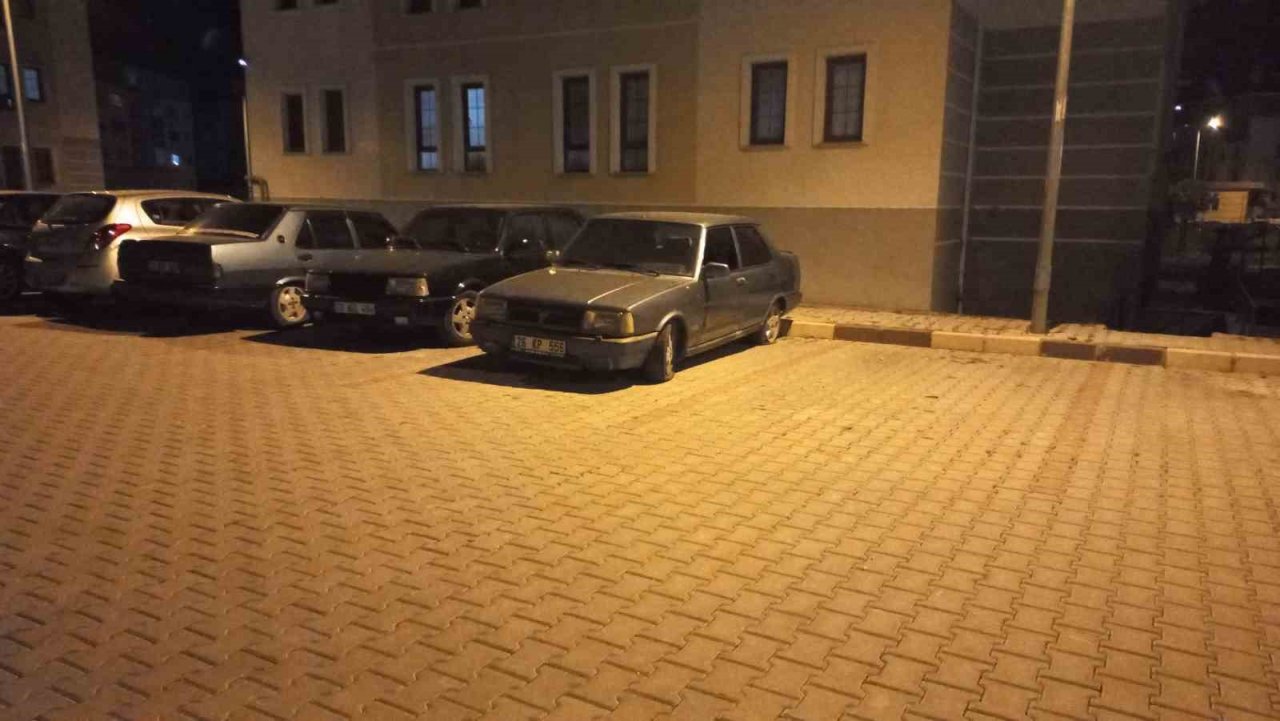 Akşam saatlerinde gelip sadece ’o’ otomobilin lastiklerini kestiler