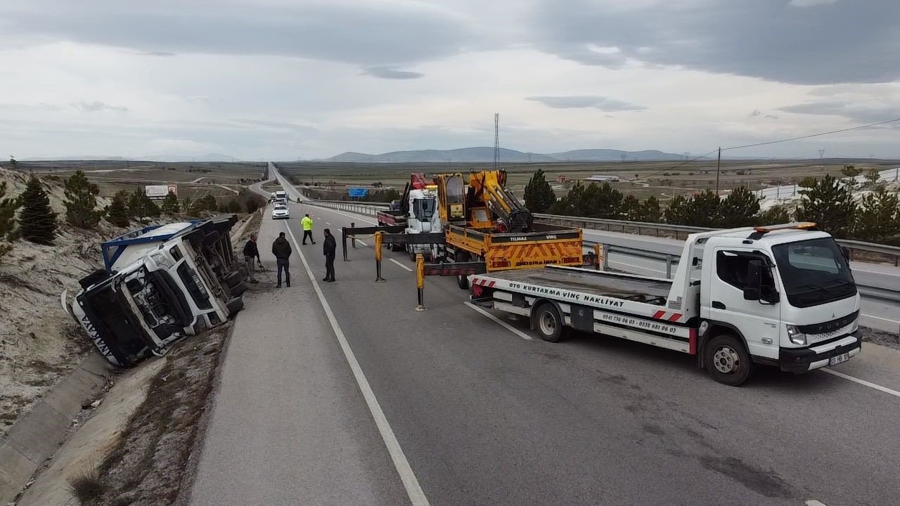 Kimyasal madde yüklü tırın devrildiği kazada büyük panik yaşandı