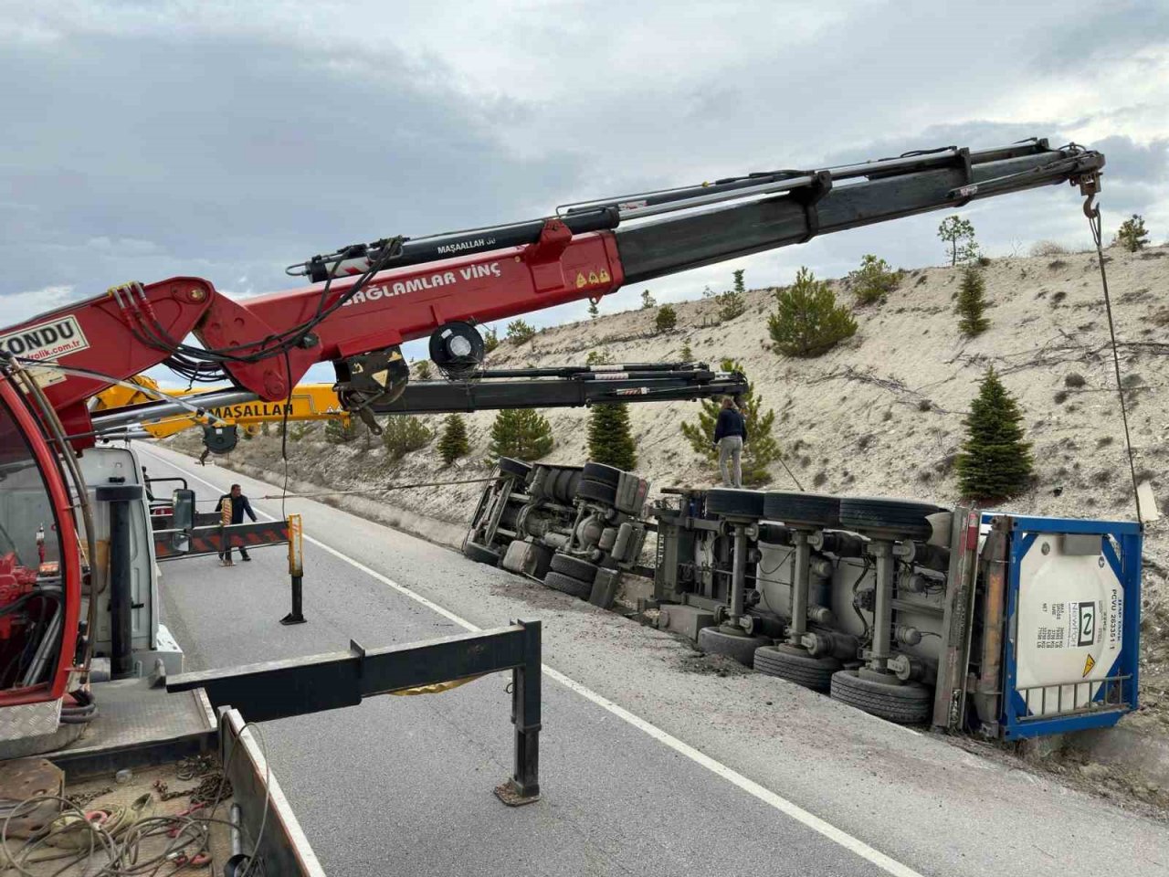 Kimyasal madde yüklü tırın devrildiği kazada büyük panik yaşandı