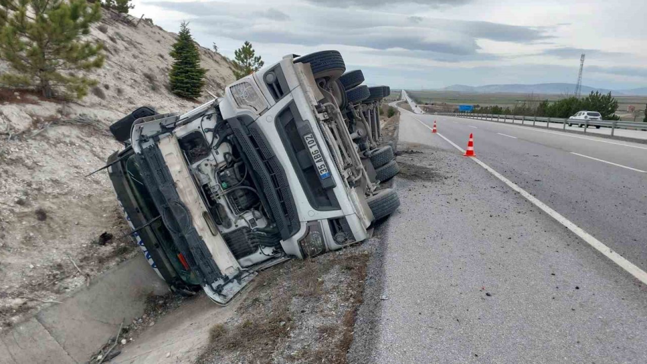 Kimyasal madde yüklü tırın devrildiği kazada büyük panik yaşandı