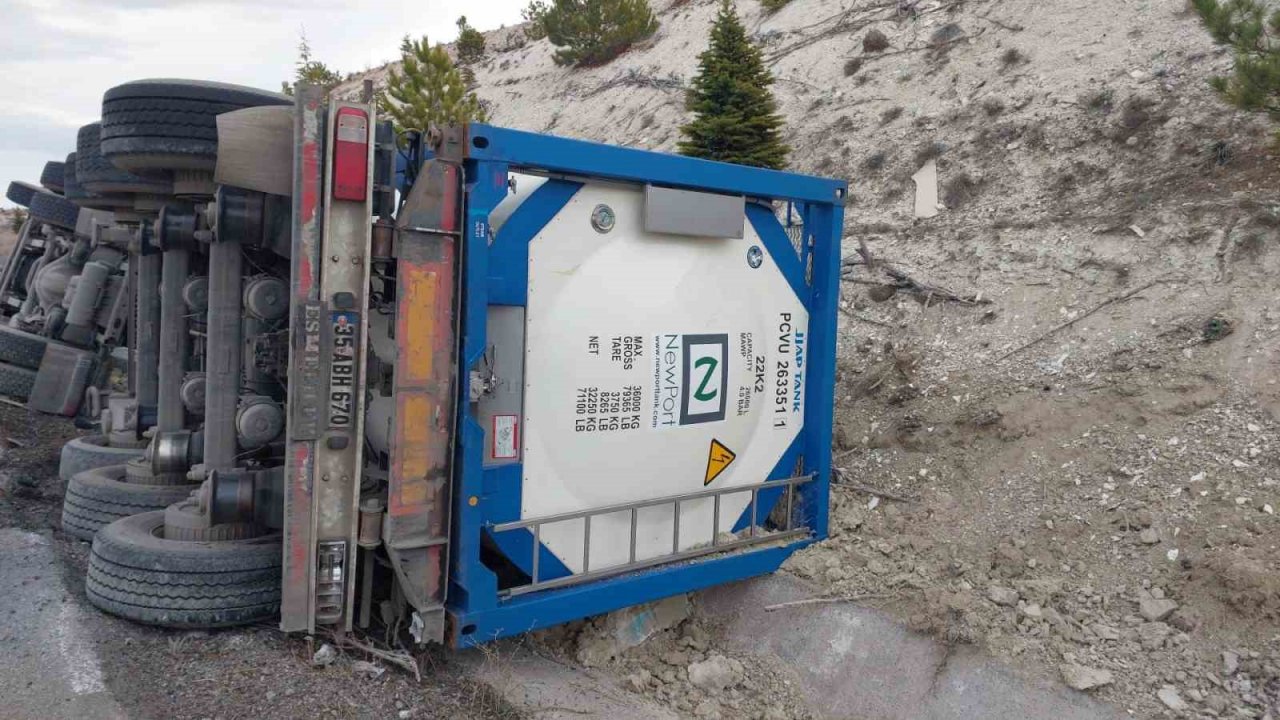 Kimyasal madde yüklü tırın devrildiği kazada büyük panik yaşandı