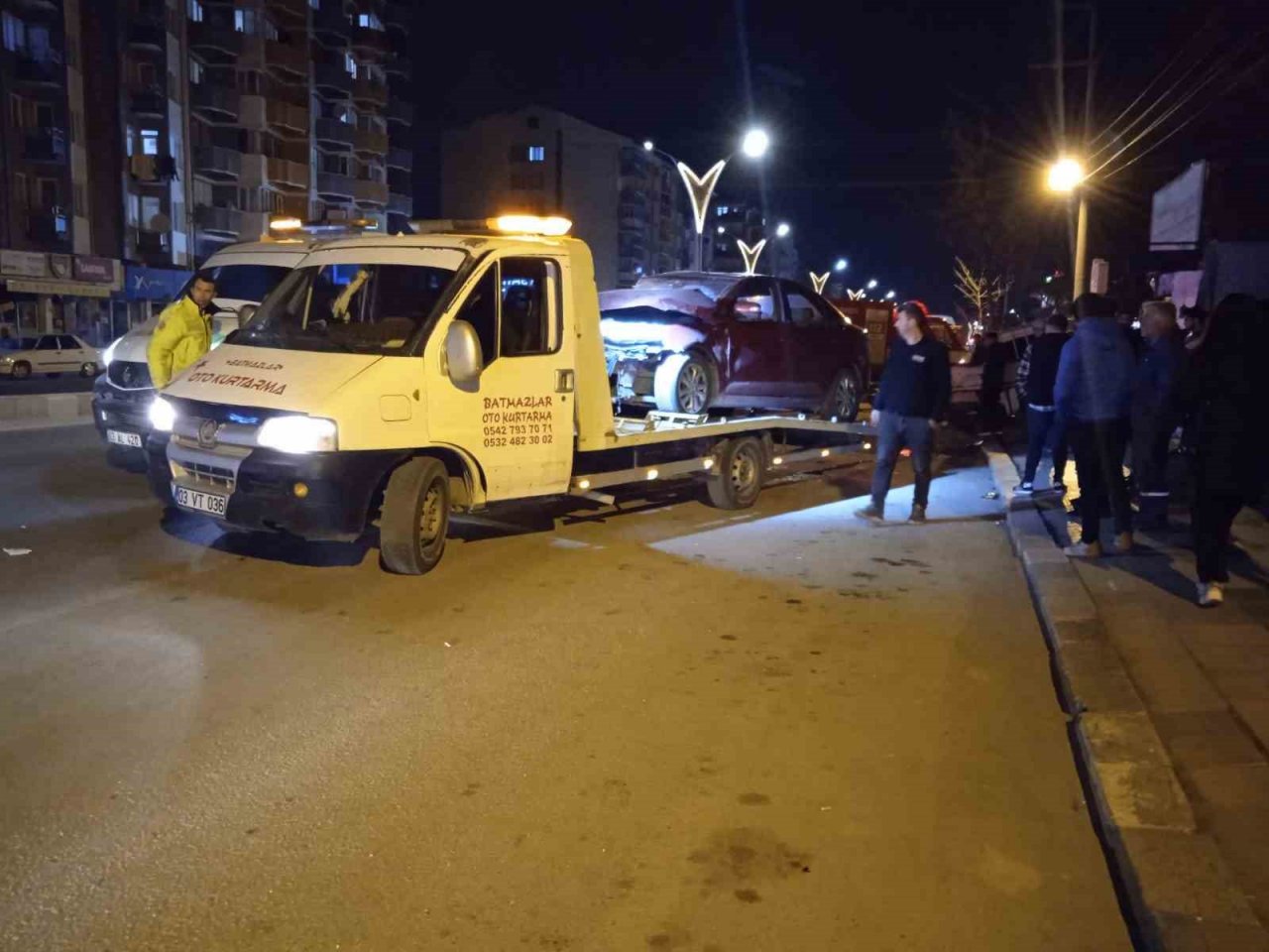 Afyonkarahisar’da 16 yaşındaki sürücü park halindeki iki araca çarptı: 1 ölü, 4 yaralı