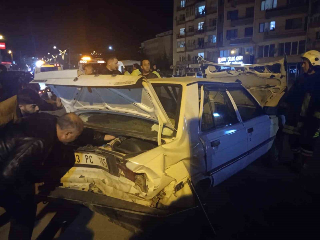 Afyonkarahisar’da 16 yaşındaki sürücü park halindeki iki araca çarptı: 1 ölü, 4 yaralı