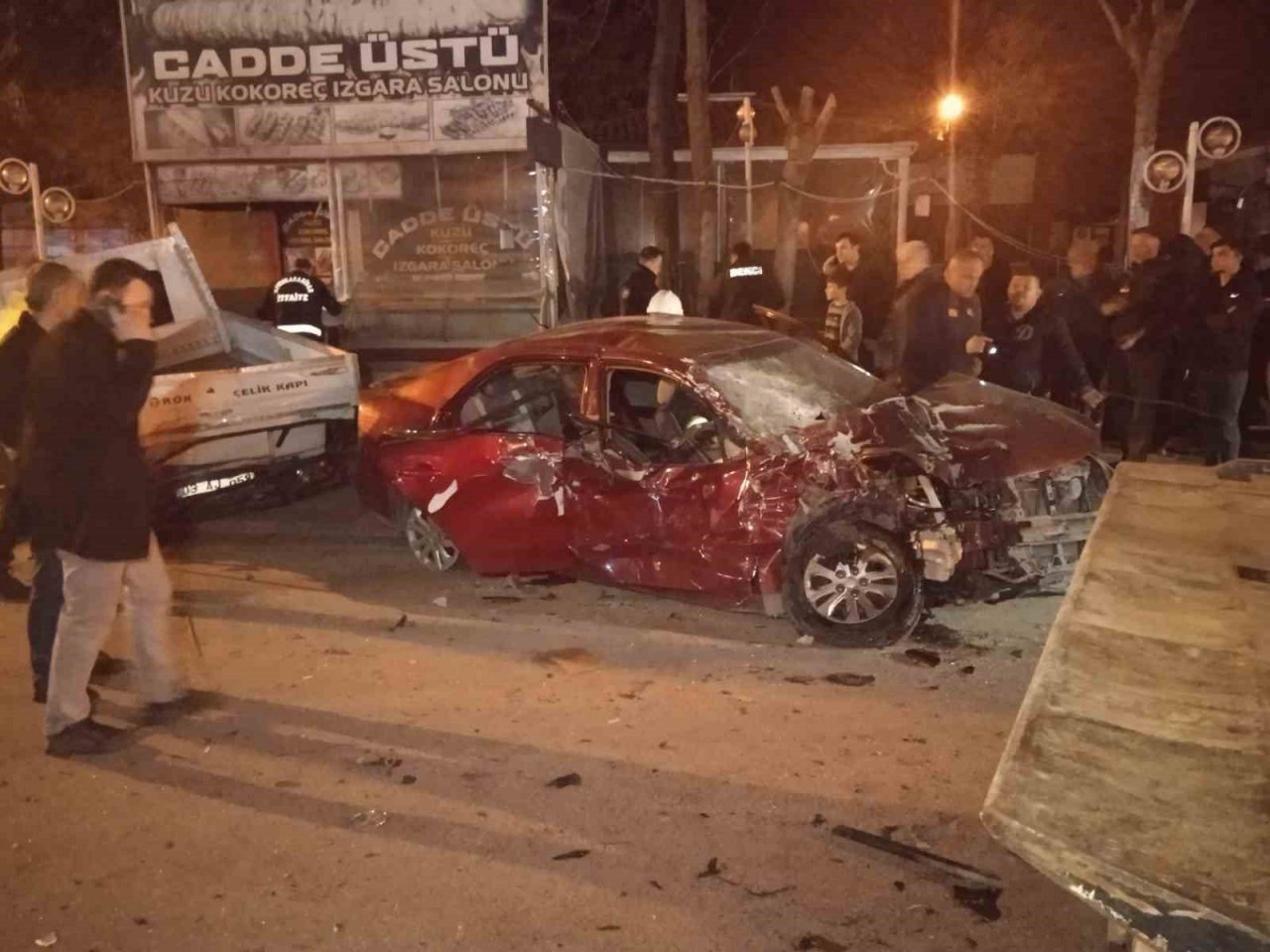 Afyonkarahisar’da 16 yaşındaki sürücü park halindeki iki araca çarptı: 1 ölü, 4 yaralı