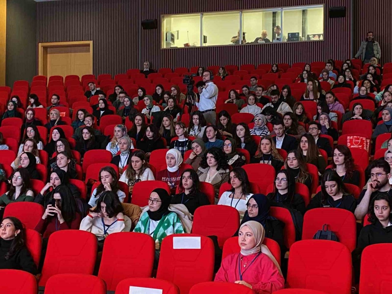 Altınbaş Üniversitesi öğrencilerinden eczacılık kongresi