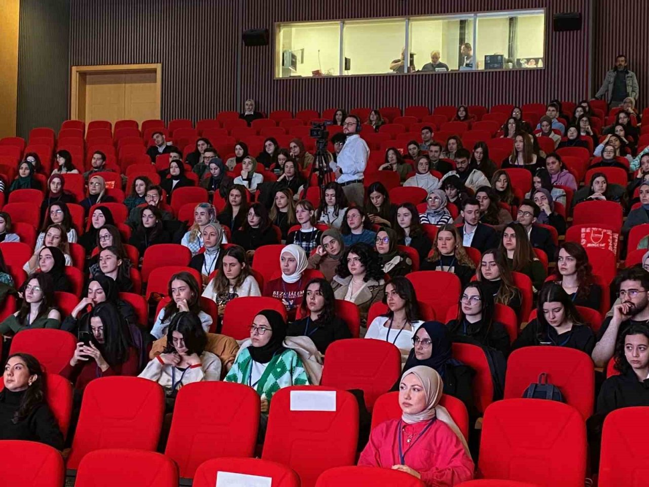 Altınbaş Üniversitesi öğrencilerinden eczacılık kongresi