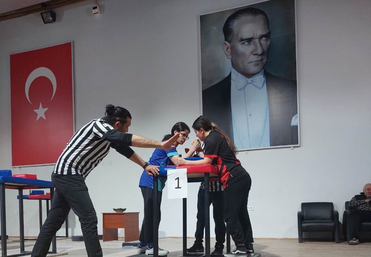 Altıntaş’ta lise öğrencilerinin bilek güreşi turnuvası başarısı
