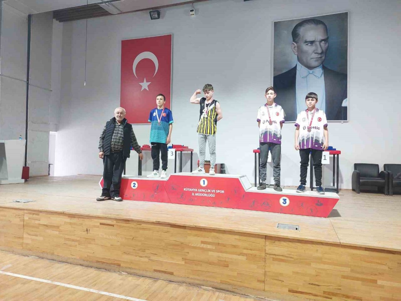 Altıntaş’ta lise öğrencilerinin bilek güreşi turnuvası başarısı