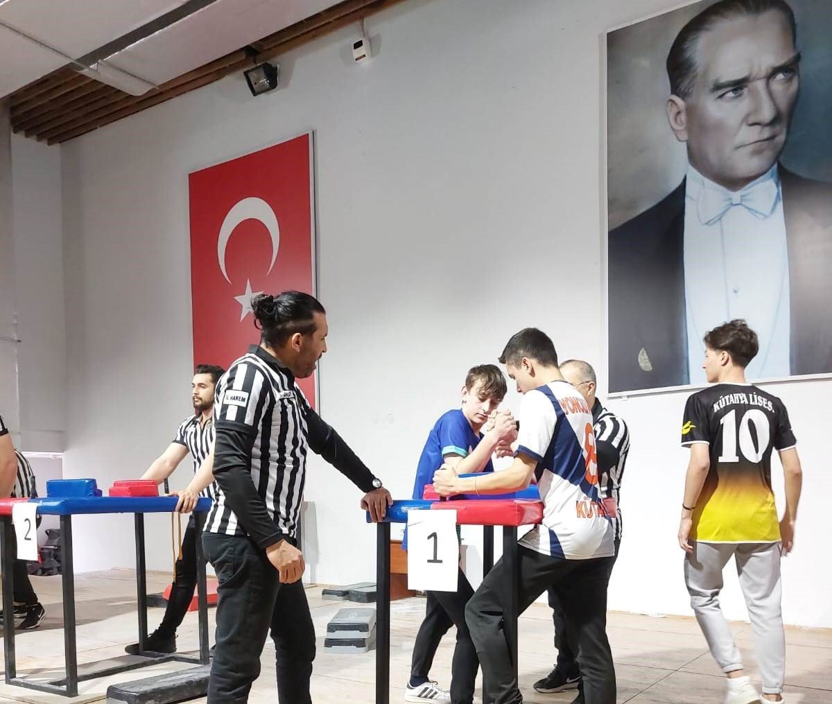 Altıntaş’ta lise öğrencilerinin bilek güreşi turnuvası başarısı