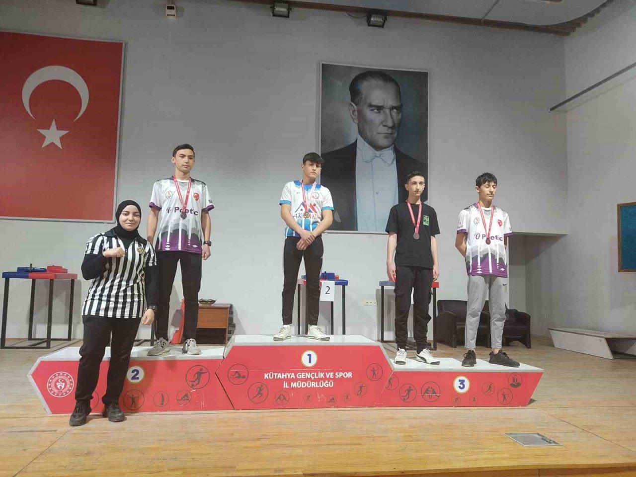 Altıntaş’ta lise öğrencilerinin bilek güreşi turnuvası başarısı