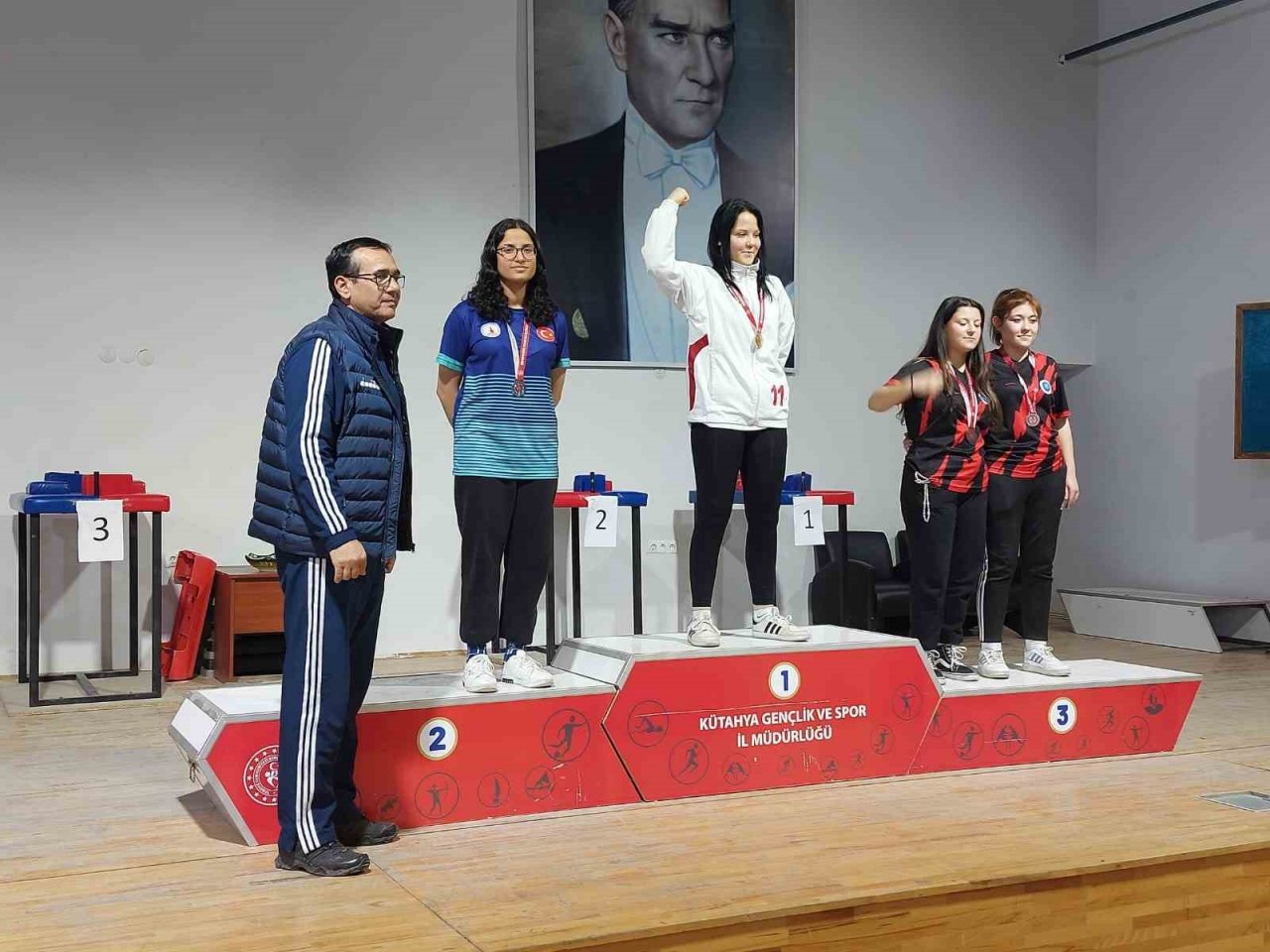 Altıntaş’ta lise öğrencilerinin bilek güreşi turnuvası başarısı