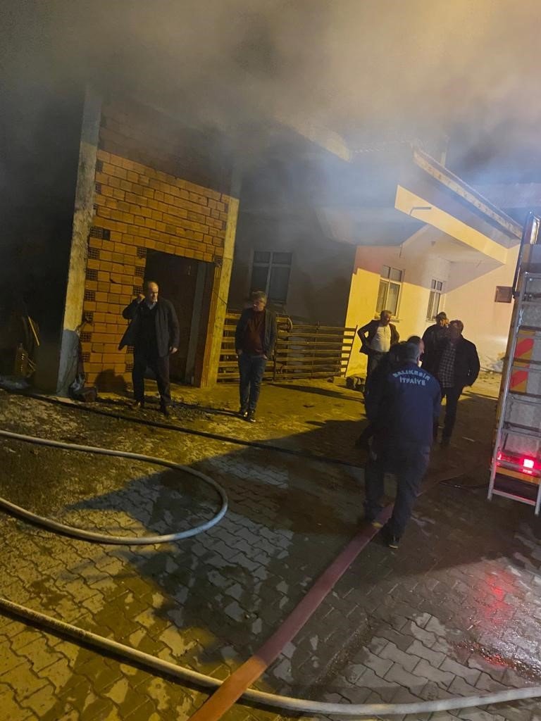 Bandırma’da bir mağazada yangın paniği