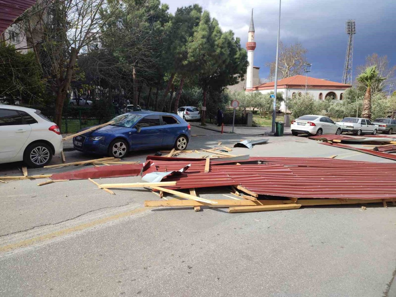 Fırtına evlerin çatısını uçurdu, araçlar hasar gördü