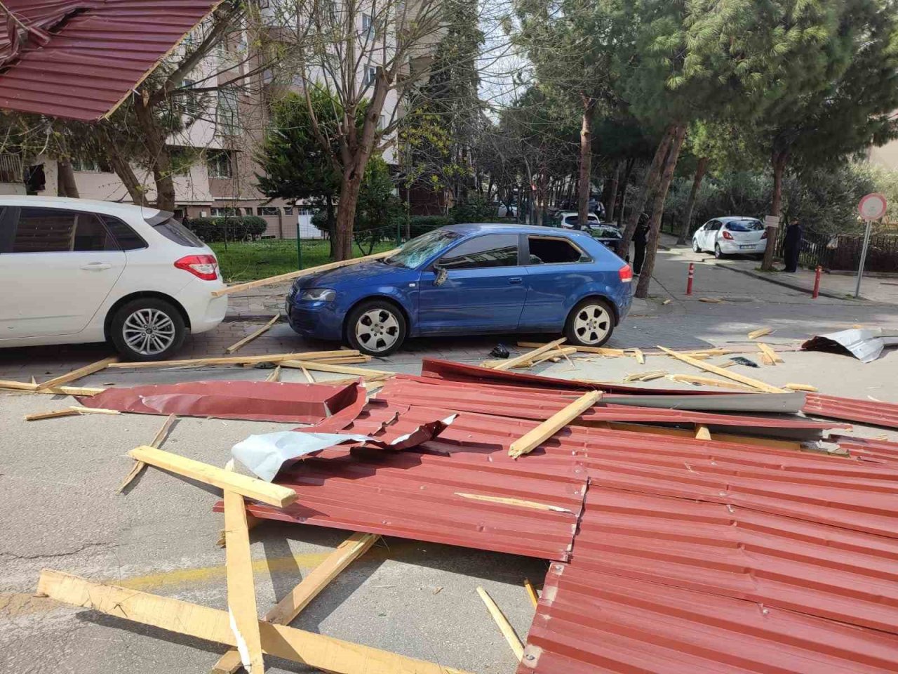 Fırtına evlerin çatısını uçurdu, araçlar hasar gördü