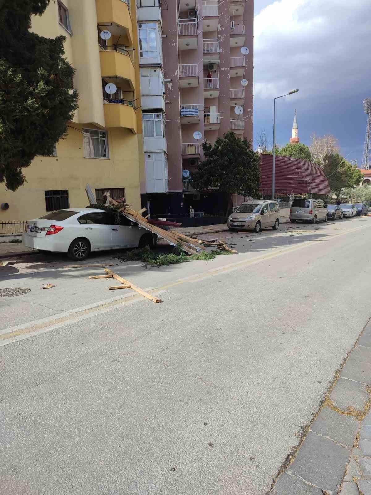 Fırtına evlerin çatısını uçurdu, araçlar hasar gördü