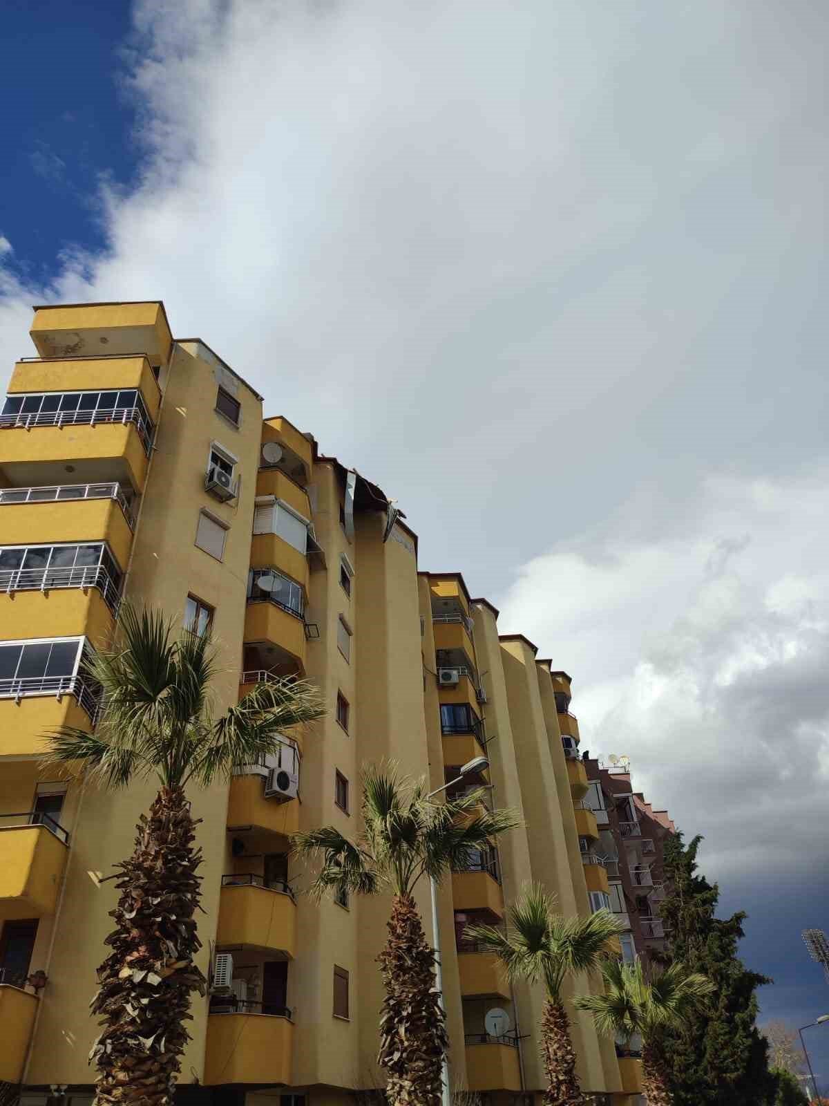 Fırtına evlerin çatısını uçurdu, araçlar hasar gördü