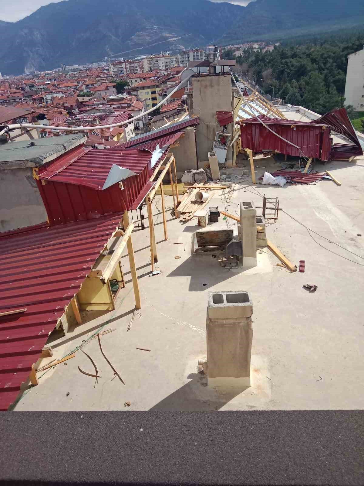 Fırtına evlerin çatısını uçurdu, araçlar hasar gördü