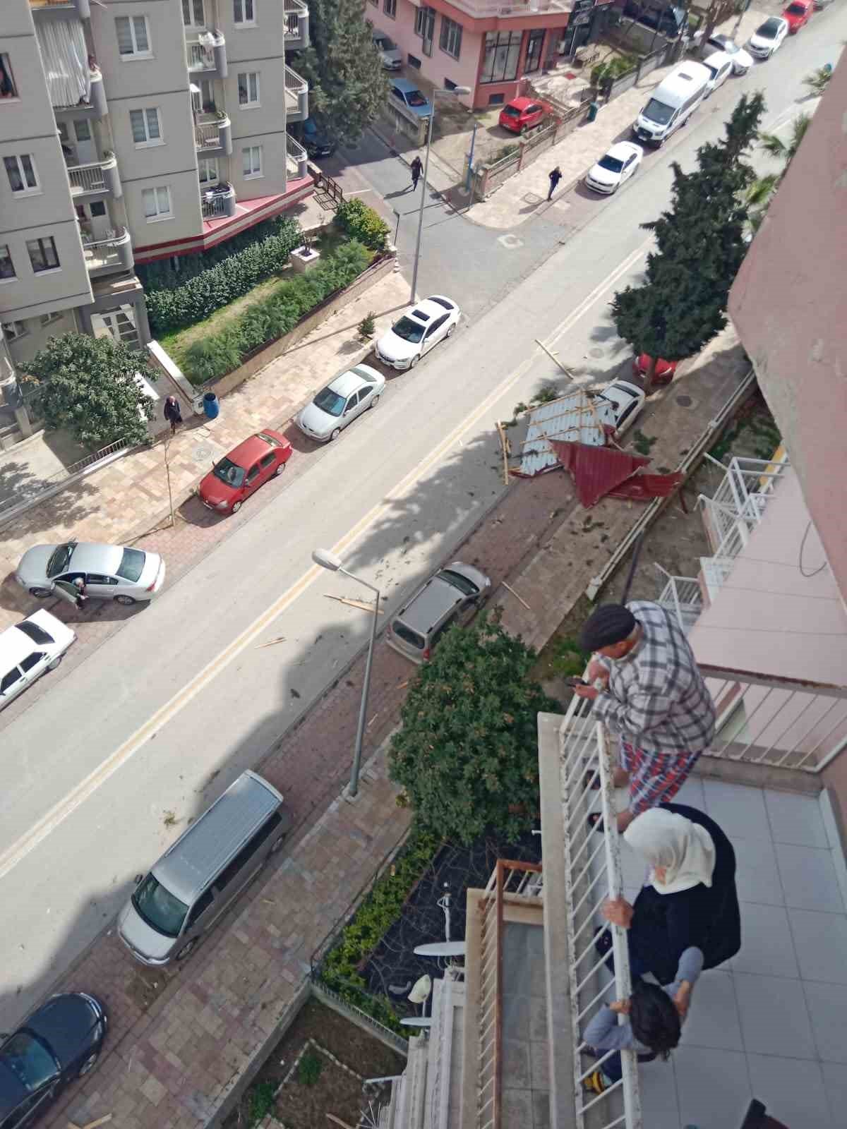Fırtına evlerin çatısını uçurdu, araçlar hasar gördü