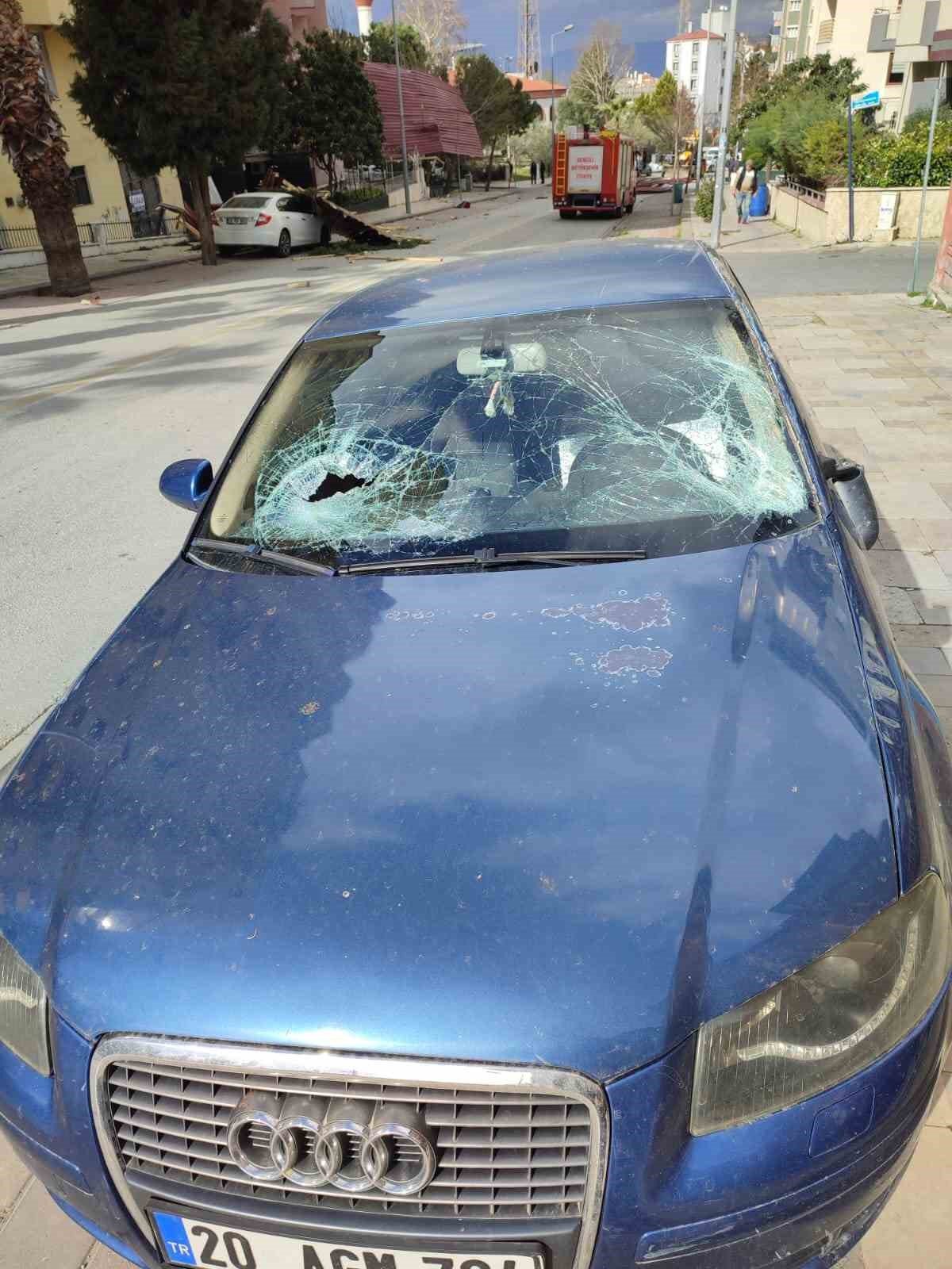 Fırtına evlerin çatısını uçurdu, araçlar hasar gördü