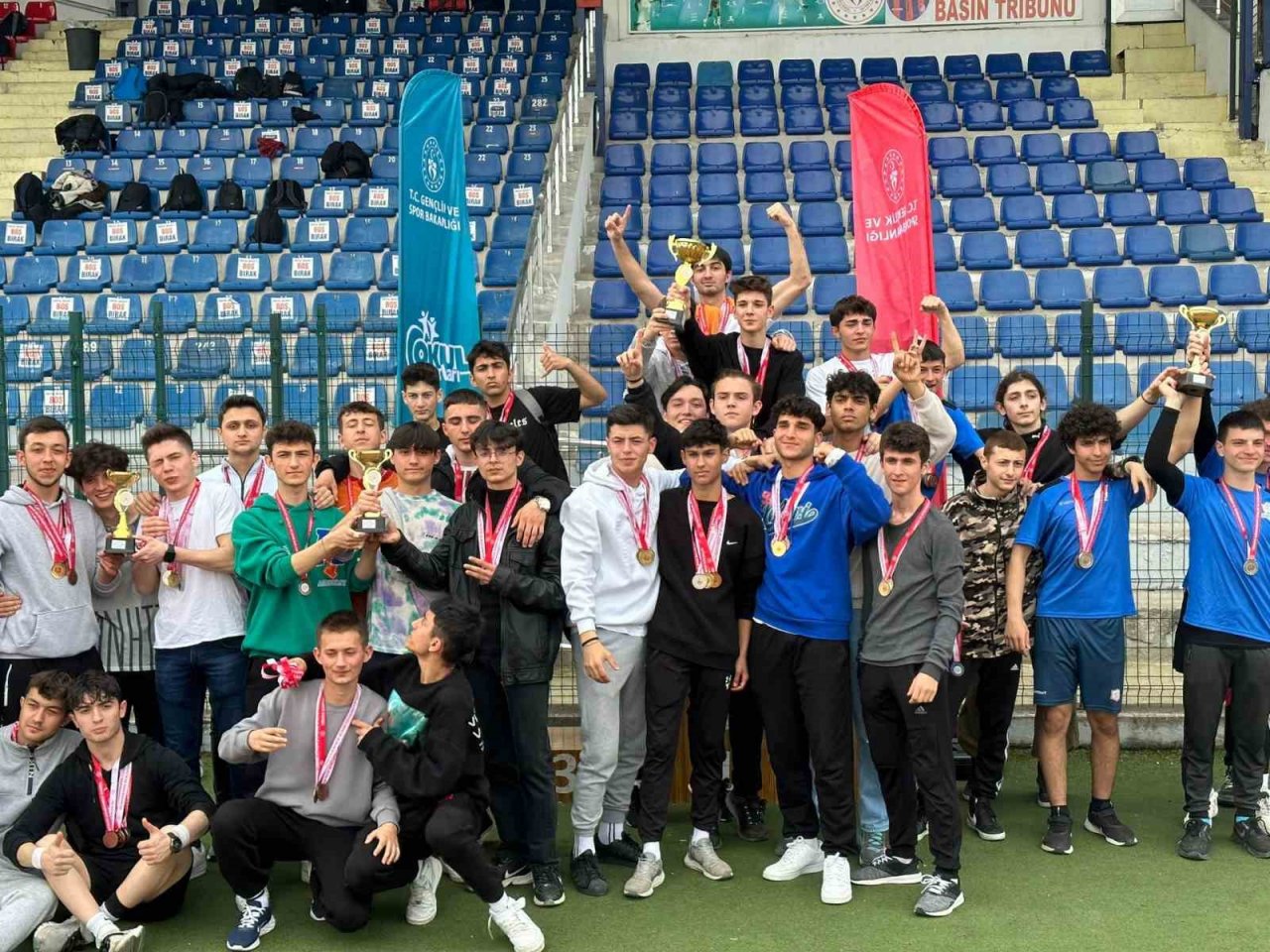 100 sporcu dereceye girmek için mücadele etti