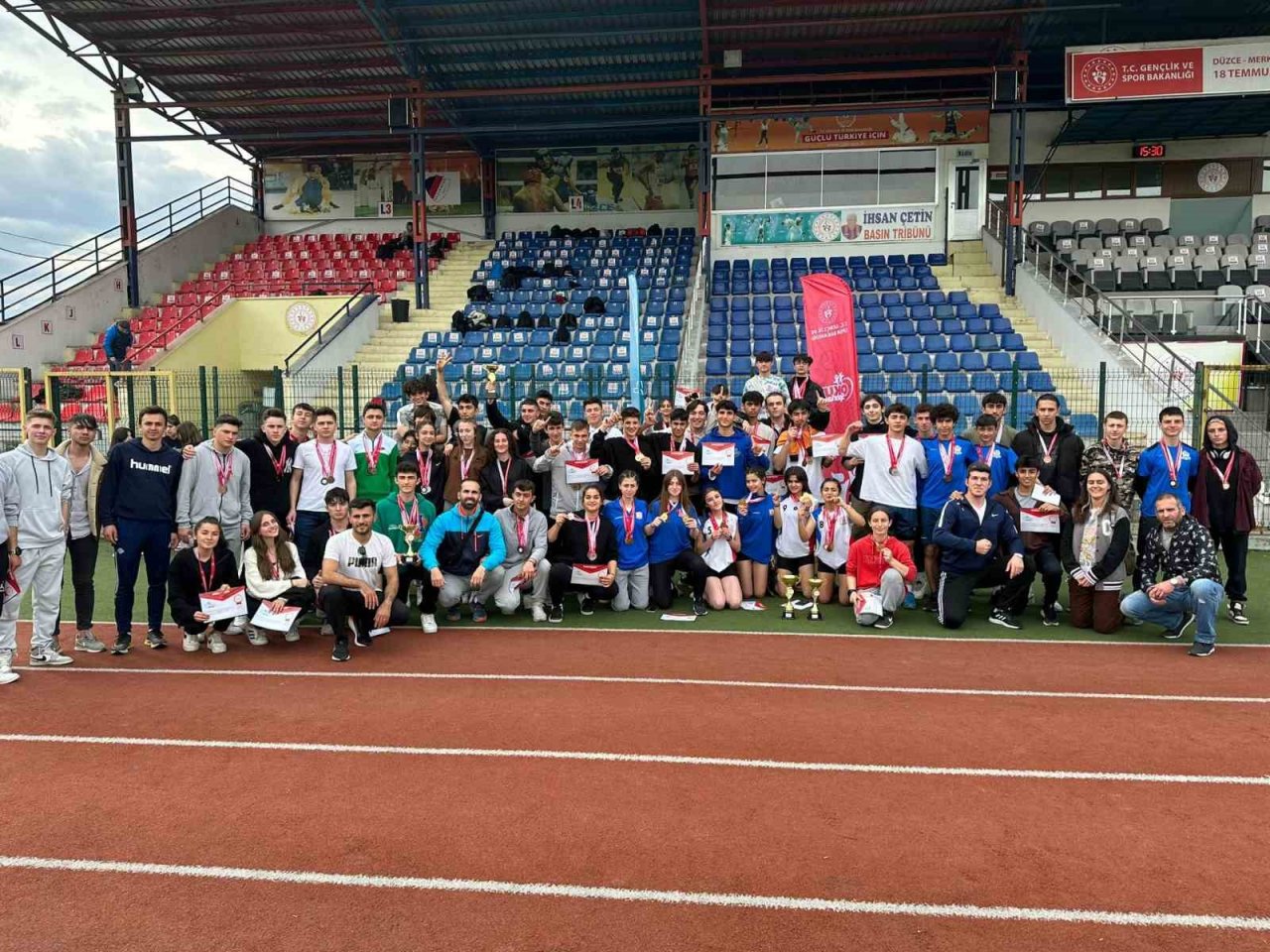 100 sporcu dereceye girmek için mücadele etti