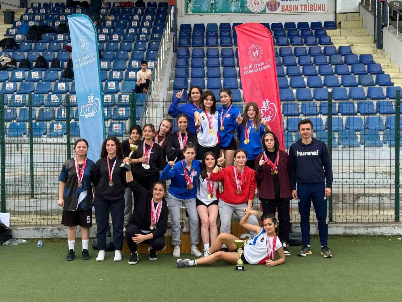 100 sporcu dereceye girmek için mücadele etti