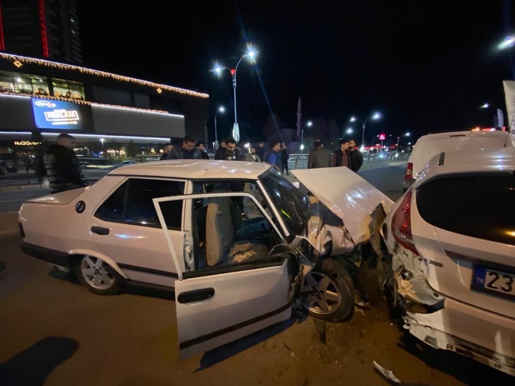 Elazığ’da otomobil, park halindeki araçlara çarptı: 2 yaralı