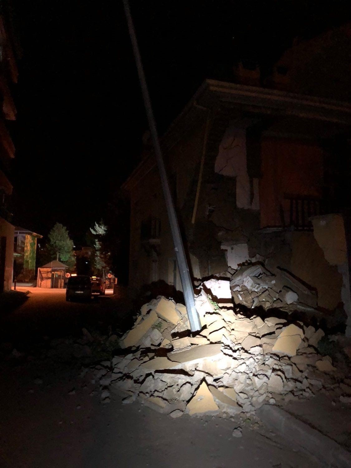 Elazığ’da iki katlı evin dış cephesinde dökülmeler meydana geldi