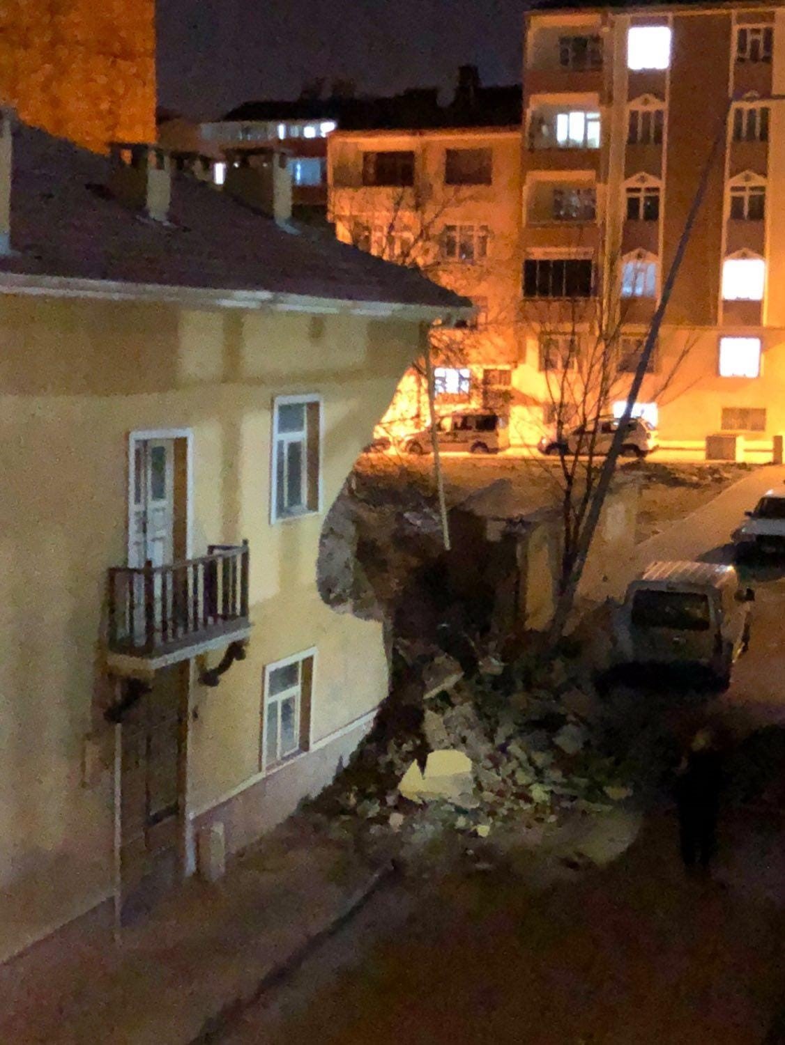 Elazığ’da iki katlı evin dış cephesinde dökülmeler meydana geldi