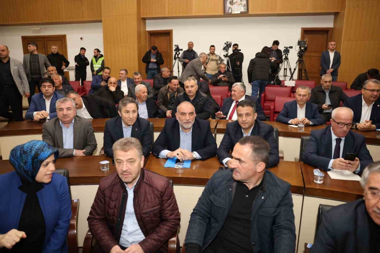 Özdemir: “Bu büyük felaketten dayanışmamızı büyüterek çıkacağız”