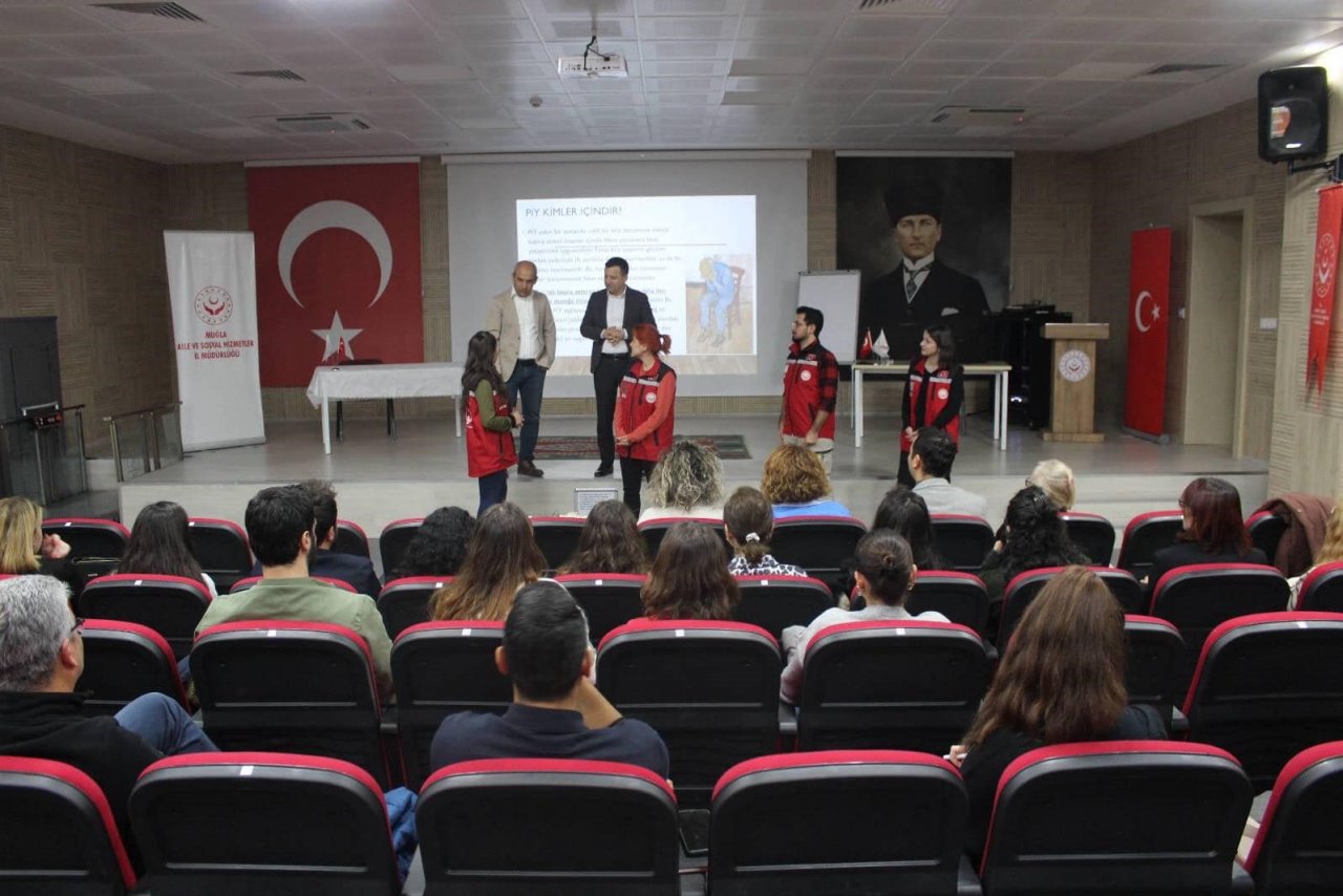 Kırmızı yelekliler afet bölgesindeki vatandaşların yanında olmaya devam ediyor