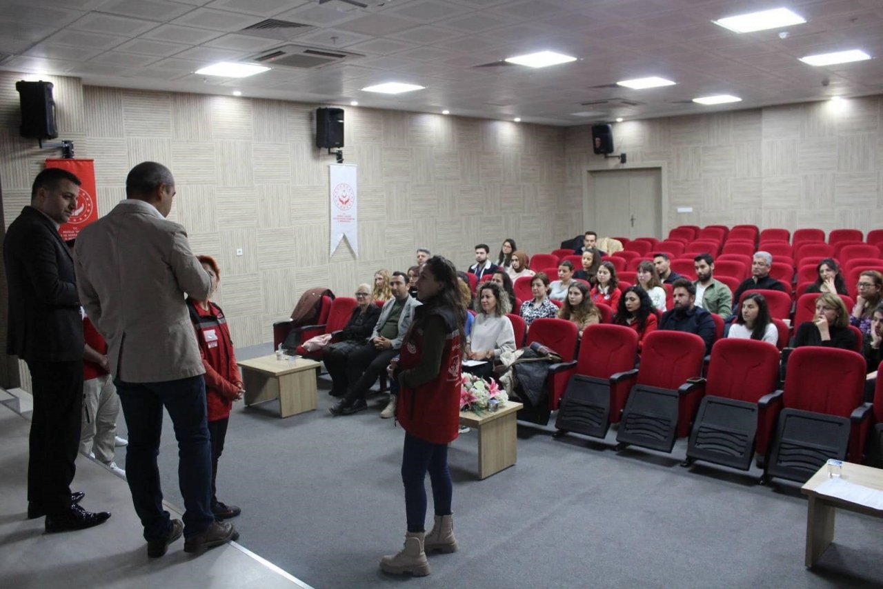 Kırmızı yelekliler afet bölgesindeki vatandaşların yanında olmaya devam ediyor