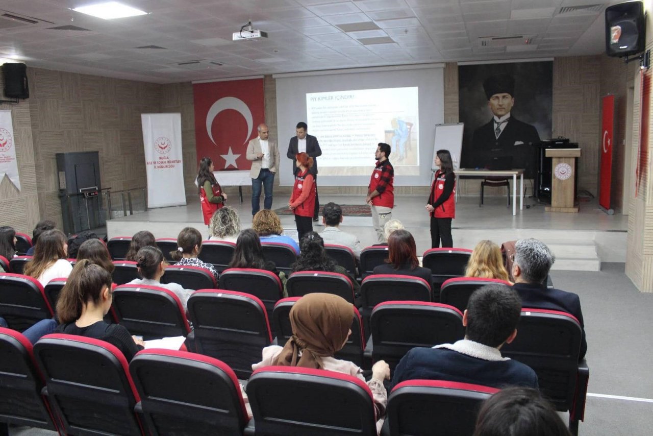 Kırmızı yelekliler afet bölgesindeki vatandaşların yanında olmaya devam ediyor