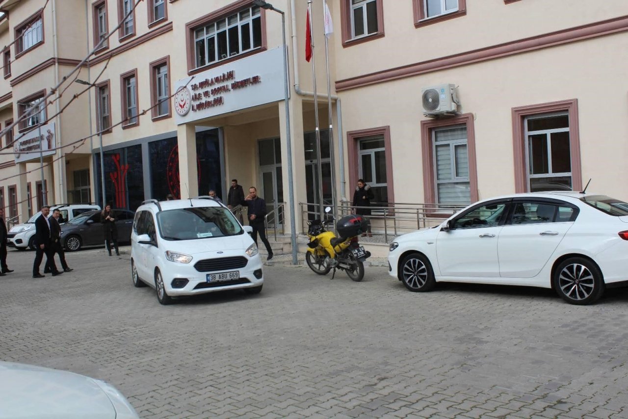 Kırmızı yelekliler afet bölgesindeki vatandaşların yanında olmaya devam ediyor