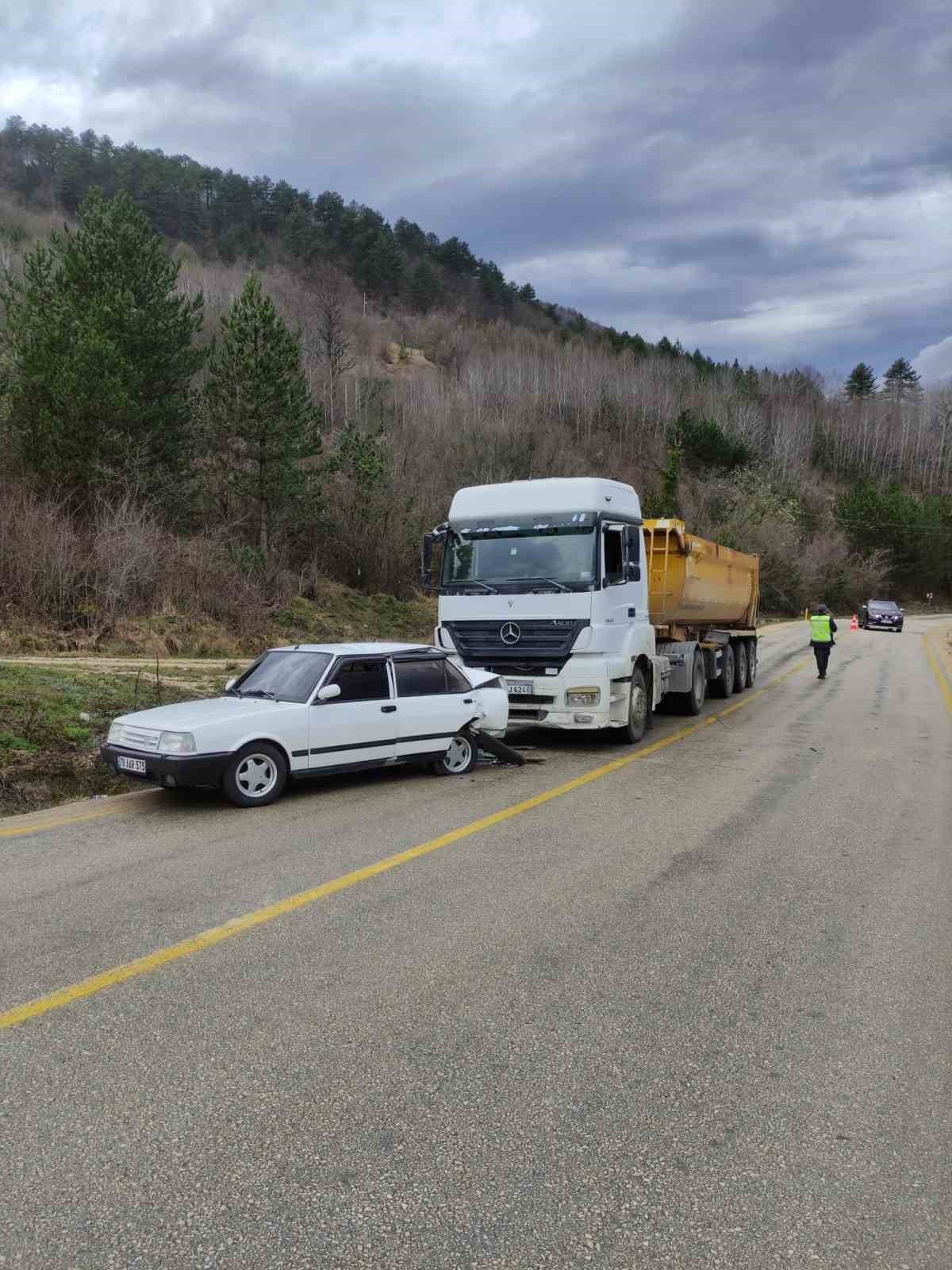 Karabük’te otomobil hafriyat kamyonuna çarptı: 2 yaralı