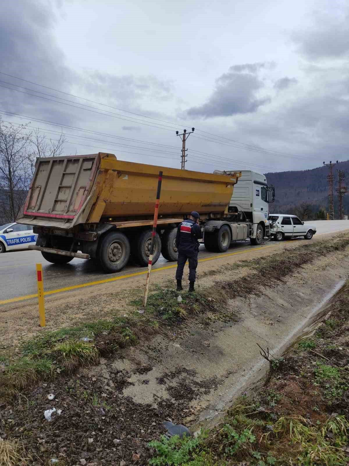 Karabük’te otomobil hafriyat kamyonuna çarptı: 2 yaralı