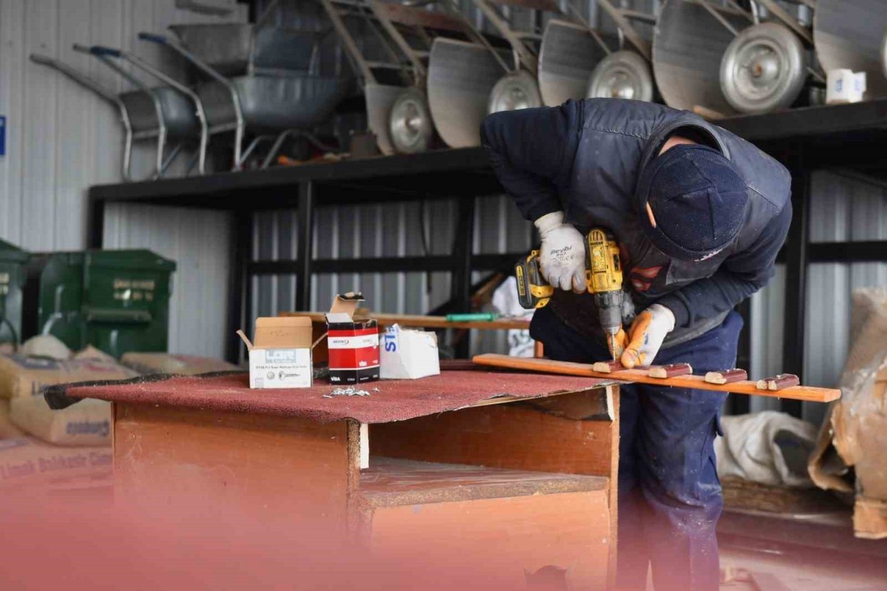 Karesi Belediyesi atıklardan sokak hayvanlarına kulübe yapıyor