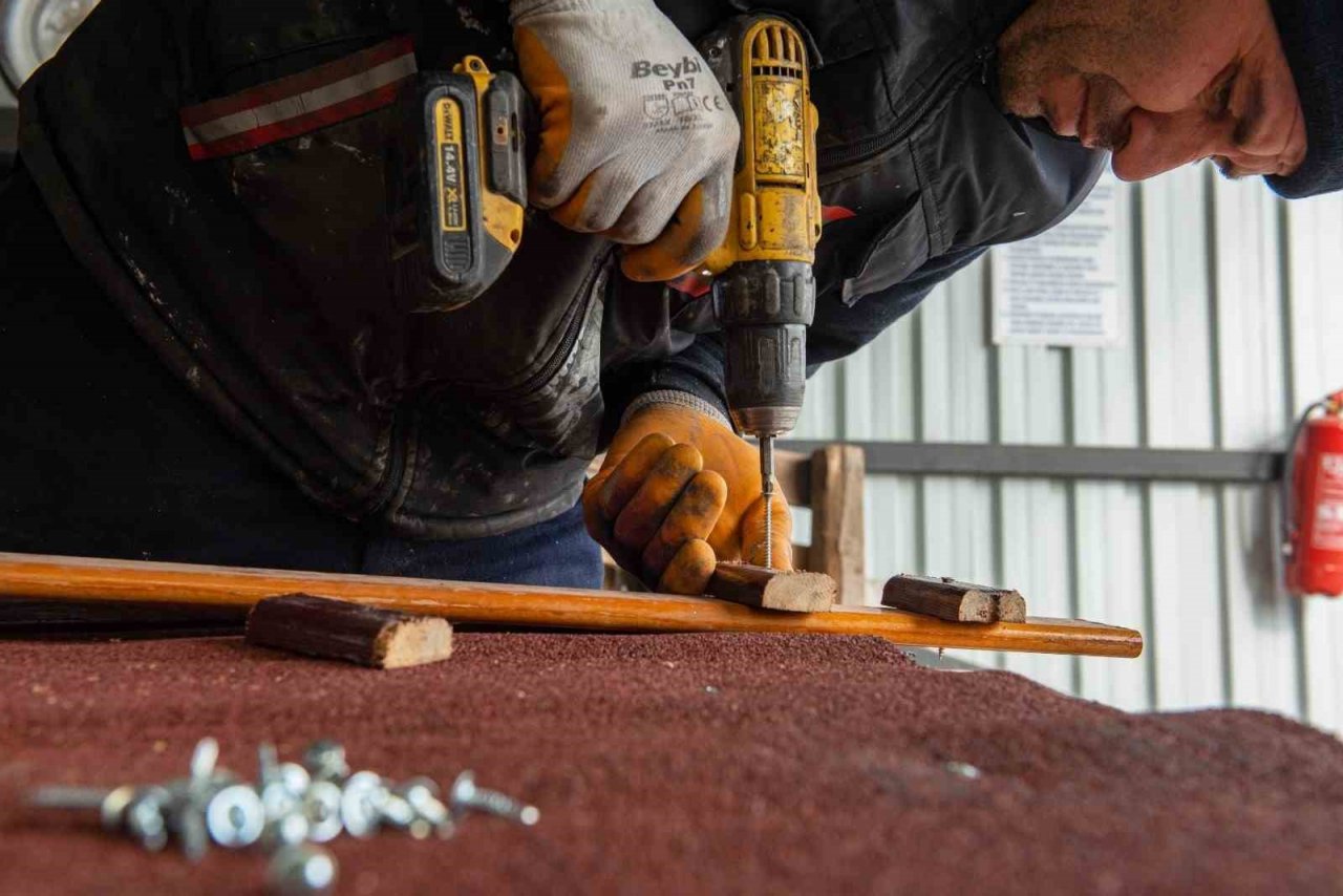 Karesi Belediyesi atıklardan sokak hayvanlarına kulübe yapıyor