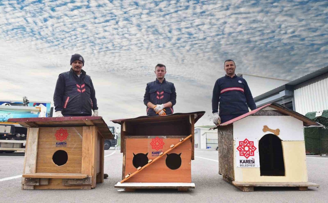 Karesi Belediyesi atıklardan sokak hayvanlarına kulübe yapıyor
