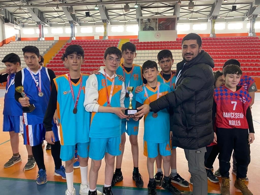 Kars’ta sokak basketbolu şampiyonları belli oldu